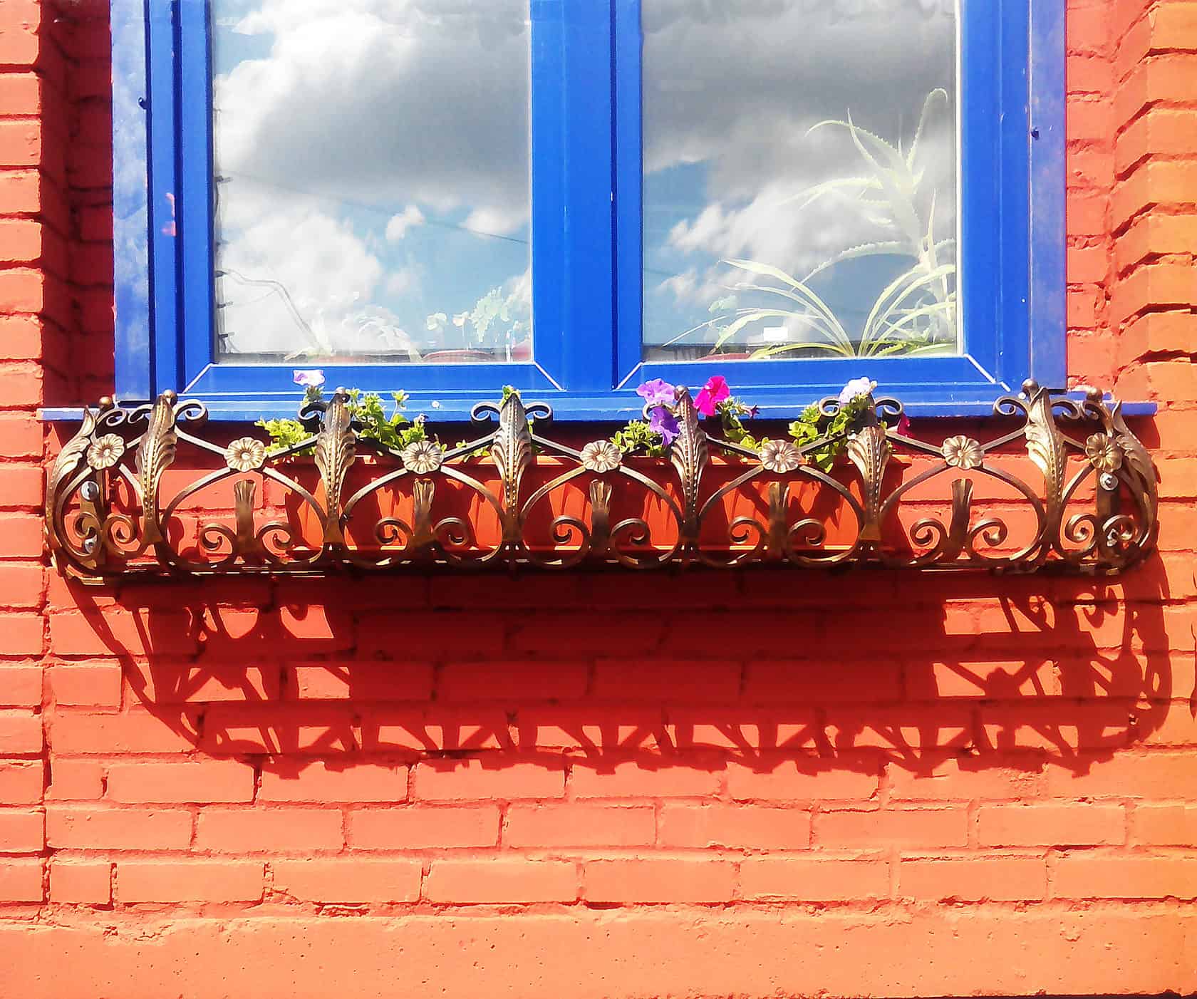 Кованая цветочница на окно